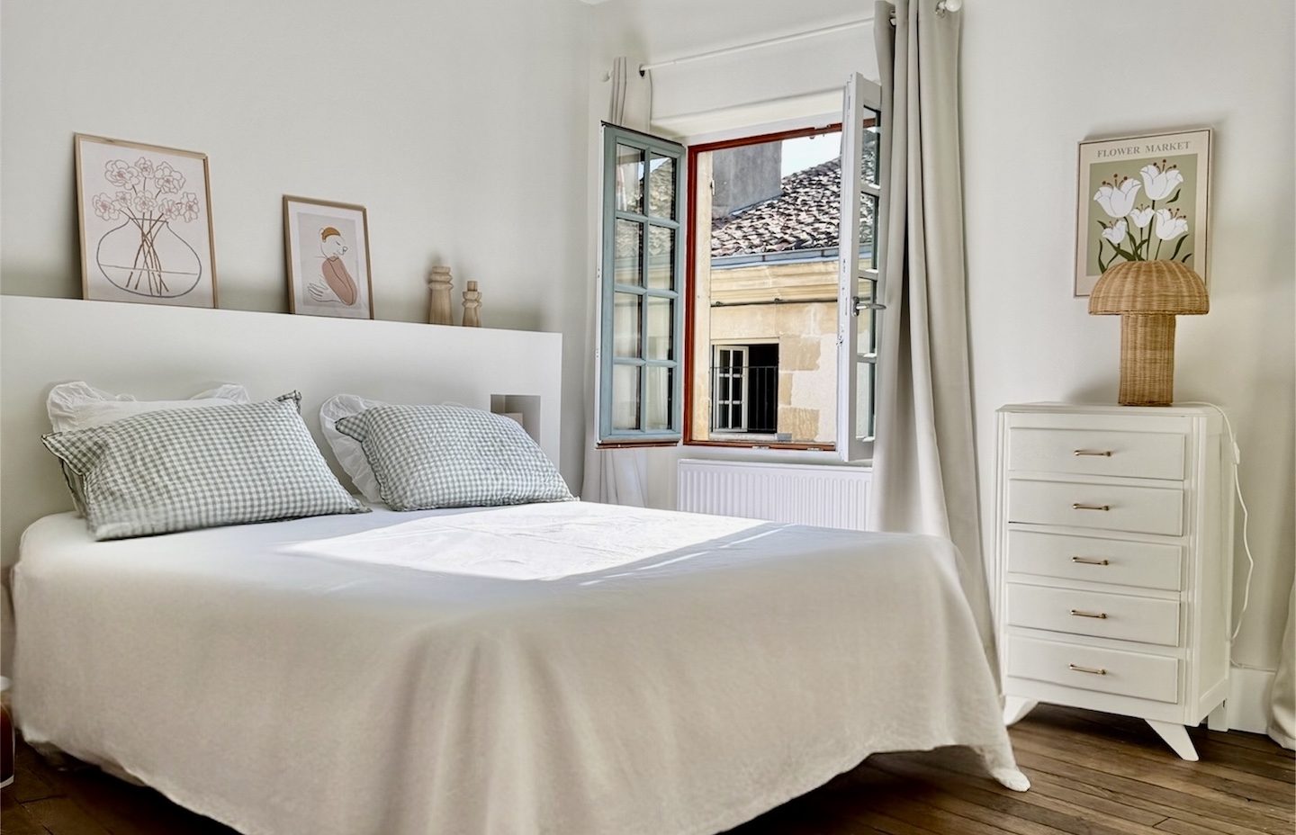 Le Clos Notre-Dame est une adresse précieuse pour flâner, découvrir le patrimoine poitevin, rejoindre les restaurants, visiter les musées ou partir en excursion vers le Futuroscope, accessible en voiture ou en navette. salle petits déjs le clos notre dame